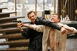 Bryan Mills (Liam Neeson, l.) ist J&auml;ger und Gejagter zugleich. Er wird des Mordes beschuldigt, den er nicht begangen hat. Auf der Flucht vor den Gesetzesh&uuml;tern versucht er gleichzeitig den wahren M&ouml;rder zu fassen.