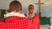 kreuz & quer reportage - Frauenräte bei den Massai - Vor seiner Küste liegen tropische Inseln, Tansania selbst ist für seinen Naturreichtum bekannt. Und doch sind viele Menschen von extremer Armut betroffen. Besonders prekär ist die Lage von Frauen innerhalb der Massai. Die Frauenräte der Massai wollen dem entgegenwirken und dazu beitragen auch Frauen zu mehr Selbstermächtigung zu verhelfen. Im Bild: Belgina Meresos Glaube ist ein Mix aus Massai-Traditionen und dem Christentum. kreuz & quer reportage - Frauenräte bei den Massai - Vor seiner Küste liegen tropische Inseln, Tansania selbst ist für seinen Naturreichtum bekannt. Und doch sind viele Menschen von extremer Armut betroffen. Besonders prekär ist die Lage von Frauen innerhalb der Massai. Die Frauenräte der Massai wollen dem entgegenwirken und dazu beitragen auch Frauen zu mehr Selbstermächtigung zu verhelfen. Im Bild: Belgina Meresos Glaube ist ein Mix aus Massai-Traditionen und dem Christentum.