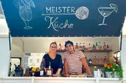 Yvonne Willicks mit Bartender Nic Shanker. Zu den deftigen Gerichte mixt er kräftige und aromatische Drinks. Sein Cocktail „Milky Delicious“ ist schön cremig und trumpft mit einem Mix aus Minze, Amaretto und Calvados auf. Bei der alkoholfreien BBQ-Limo gelingt es dem Barkeeper, rauchige Aromen aufs Leckerste mit Pflaumen und Äpfeln zu kombinieren. Yvonne Willicks mit Bartender Nic Shanker. Zu den deftigen Gerichte mixt er kräftige und aromatische Drinks. Sein Cocktail „Milky Delicious“ ist schön cremig und trumpft mit einem Mix aus Minze, Amaretto und Calvados auf. Bei der alkoholfreien BBQ-Limo gelingt es dem Barkeeper, rauchige Aromen aufs Leckerste mit Pflaumen und Äpfeln zu kombinieren.