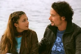 Damit die beiden frisch verliebten Mehmet (John Friedmann, r.) und Leyla (Arzu Bazman, l.) heiraten k&ouml;nnen, muss Mehmet eine Bedingung erf&uuml;llen. Er muss eine ordentliche Arbeitsstelle vorweisen k&ouml;nnen ...