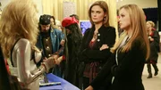Brennan (Emily Deschanel, 2.v.r.) und die FBI-Agentin Payton Perotta (Marisa Coughlan, r.) versuchen auf der Fantasy-Messe mehr über die Tote in Erfahrung zu bringen.