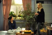Zu Charlies Geburtstag hat Jana ein Lied komponiert. Von links: Charlie (Marie-Claire Schuller) und Jana Keller (Isabella Hübner).