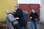 Gudrun (Katrin Pollitt, r.) entdeckt im Hinterhof den Barbesitzer Mirko Busse (Oli Bigalke, M.), als er gerade auf Kuhnert (Marcus Calvin, l.) losgeht. Gudrun (Katrin Pollitt, r.) entdeckt im Hinterhof den Barbesitzer Mirko Busse (Oli Bigalke, M.), als er gerade auf Kuhnert (Marcus Calvin, l.) losgeht.