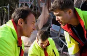 Dr. Martin Stein (Bernhard Bettermann, li.) hat Kris Haas (Jascha Rust, re.) beauftragt einen schwer verletzten und unter einem Ger&uuml;st eingeklemmten Bauarbeiter vor einer m&ouml;glichen Ohnmacht zu bewahren.