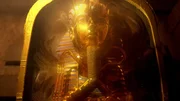 Die goldene Totenmaske des Pharaos Tutanchamun in dramatischer Beleuchtung.