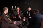 Ortstermin im Theater mit em neuen Intendanten Hartmut Wiesner (Janning Kahnert, l.), Gellert (Herbert Knaup, 2.v.l.) und dessen Mandant Johannes von Gülden (Bernd Stegemann, 2.v.r.) und Richter Greinert (Thomas Kügel, r.). Hat von Gülden ein Recht darauf, weiterhin als Geist in "Das Gespenst von Canterville" besetzt zu werden? Ortstermin im Theater mit em neuen Intendanten Hartmut Wiesner (Janning Kahnert, l.), Gellert (Herbert Knaup, 2.v.l.) und dessen Mandant Johannes von Gülden (Bernd Stegemann, 2.v.r.) und Richter Greinert (Thomas Kügel, r.). Hat von Gülden ein Recht darauf, weiterhin als Geist in "Das Gespenst von Canterville" besetzt zu werden?