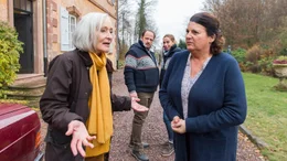 (v.l.) Gr&auml;fin Eva (Eleonore Weisgerber) und Trude D&uuml;ppenweiler (Sabine Urig) bangen um die Villa. Im Hintergrund Hr. Abendroth (A.Anke) Fr. Abendroth.