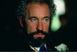 Der temperamentvolle Gareth (Simon Callow) liebt es, schockierende Dinge zu sagen und zu tun ...