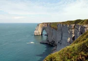 Dramatische Steilküste: Der Atlantik hat die berühmten Kreidefelsen der Normandie geformt. Dramatische Steilküste: Der Atlantik hat die berühmten Kreidefelsen der Normandie geformt.