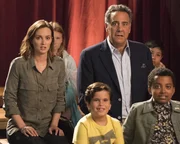 (v.li.): Leighton Meester (Angie D’Amato), Tyler Wladis (Graham D’Amato), Brad Garrett (Douglas Fogerty), Devin Trey Campbell (Rory Banks).