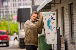 Der ehemalige US-Spion Bryan Mills (Liam Neeson) hat schon einige Leben gerettet, doch nun muss er sich zur Abwechslung um sein eigenes sorgen. Er wird des Mordes verd&auml;chtigt und begibt sich auf die Flucht vor den Gesetzesh&uuml;tern um seine Unschuld zu beweisen.