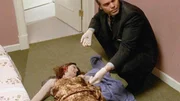Robert Goren (Vincent D'Onofrio) untersucht die Leiche von Laura Dietrich (Christine Jones). Warum musste sie sterben?