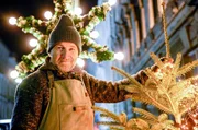 Der Weihnachtsbaumverkäufer (Roland Düringer) profitiert davon, dass seine gestressten Kunden ihren Baum nur in letzter Minute besorgen können. Der Weihnachtsbaumverkäufer (Roland Düringer) profitiert davon, dass seine gestressten Kunden ihren Baum nur in letzter Minute besorgen können.