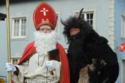 Theres und Alois haben sich für Christian und Felix als Nikolaus und Krampus verkleidet. Von links: Theresa Brunner (Ursula Erber) und Alois Preissinger (Erich Hallhuber). Theres und Alois haben sich für Christian und Felix als Nikolaus und Krampus verkleidet. Von links: Theresa Brunner (Ursula Erber) und Alois Preissinger (Erich Hallhuber).