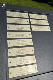 Gedenkort Friedhof: Die Kirchengemeinde Lauterbrunnen hat einen Gedenkort f&uuml;r Basejumper eingerichtet, weil statistisch jeder siebte Basejumper weltweit in dem Tal mit dem engen Felsen verungl&uuml;ckt.