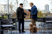 Reinhard Bielefelder (Bill Mockridge, l.) trifft bei ersten Befragungen auf Hundebesitzer Konrad Unterberg (Patrick Joswig, r.).