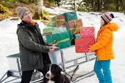 Auch wenn Fritz und Kusine Charlie es eilig haben in ihre Weihnachtsunterkunft zu kommen, wenn dem Weihnachtsmann die Geschenke vom Schlitten fallen, wird geholfen. Auch wenn Fritz und Kusine Charlie es eilig haben in ihre Weihnachtsunterkunft zu kommen, wenn dem Weihnachtsmann die Geschenke vom Schlitten fallen, wird geholfen.