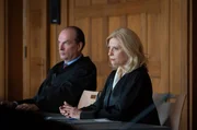 Isa von Brede (Sabine Postel, r.) und Markus Gellert (Herbert Knaup, l.) bei der Gerichtsverhandlung gegen den berüchtigten Showmaster Hölter.