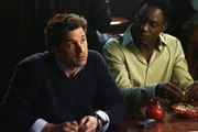 Als guter Trauzeuge organisiert Derek (Patrick Dempsey, l.) eine Junggesellenparty für Burke (Isaiah Washington, r.) ...