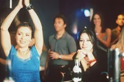 Nicht nur Prue (Shannen Doherty, r.) und Phoebe (Alyssa Milano, l.) sind von dem neuen Musikstar begeistert, sondern auch die G&auml;ste des Clubs.