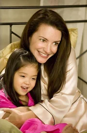 L-R: Lily York Goldenblatt (Parker Fong/Alexandra Fong), Charlotte York (Kristin Davis)