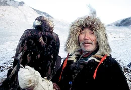PHOENIX DIE MAGIE DER MONGOLEI, am Samstag (05.11.11) um 17:15 Uhr. Seit Jahrhunderten kommen im Winter kasachische Adlerj&auml;ger in das Atlasgebirge, um Pelztiere zu jagen.