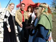 Wie das wohl damals bei den Rittern im Mittelalter war? Reporter Willi begibt sich auf eine spannende Expedition in die Vergangenheit. Hier ist er auf der österreichischen Burg Ehrenberg, auf der sich jedes Jahr ganz normale Menschen treffen, um spielend das Mittelalter nachzuerleben.