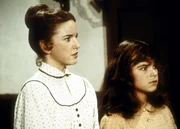 Sylvia Webb (Olivia Barash, r.) wird vom Schulkommitee verhört. Ihr wird vorgeworfen, den Jungs schöne Augen gemacht zu haben. Ihre Lehrerin (Melissa Gilbert, l.) steht ihr bei. Sylvia Webb (Olivia Barash, r.) wird vom Schulkommitee verhört. Ihr wird vorgeworfen, den Jungs schöne Augen gemacht zu haben. Ihre Lehrerin (Melissa Gilbert, l.) steht ihr bei.