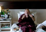 Er raucht, er trinkt und ist nicht mehr der Jüngste. Kein Wunder, dass Herbert Thiel (Claus D. Clausnitzer) auch einmal krank wird. Doch sein Zustand bessert sich abrupt, als er plötzlich vom Vierbettzimmer in ein Luxuszimmer verlegt wird. Er raucht, er trinkt und ist nicht mehr der Jüngste. Kein Wunder, dass Herbert Thiel (Claus D. Clausnitzer) auch einmal krank wird. Doch sein Zustand bessert sich abrupt, als er plötzlich vom Vierbettzimmer in ein Luxuszimmer verlegt wird.