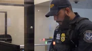 CBP-Beamter Cox bearbeitet einen Fußgänger, der sich verdächtig verhält und seinen Fragen ausweicht, in El Paso, Texas. CBP-Beamter Cox bearbeitet einen Fußgänger, der sich verdächtig verhält und seinen Fragen ausweicht, in El Paso, Texas.