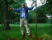 Gefängnisdirektor William Hendry (Corbin Bernsen) wird brutal überfallen und mit Stacheldraht gefesselt. Wer will ihn einschüchtern? Gefängnisdirektor William Hendry (Corbin Bernsen) wird brutal überfallen und mit Stacheldraht gefesselt. Wer will ihn einschüchtern?