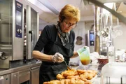 Marlene Skorianz beim Backen während ServusTV's "Hotellegenden - Gipfelhaus Magdalensberg", Magdalensberg, Kärnten, Österreich, am 09. Mai 2023.