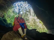 Tor in eine andere Welt: Neuseeland ist durchzogen mit Höhlen. In ihnen wartet auf Hannah Emde eine besondere Überraschung. Ein Sternenhimmel unter der Erde- doch die Auflösung ist kein Wunder sondern das Leben, dass überall seinen Weg findet.