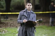 Javier Esposito (Jon Huertas) nimmt den Fundort der Leiche genau unter die Lupe.