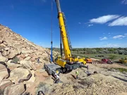 Männer und ein Kran