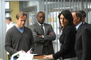L-R: Roy (Lee Tergesen), Dr. Eric Foreman (Omar Epps), Dr. Lisa Cuddy (Lisa Edelstein).