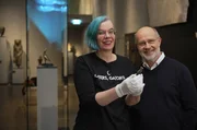 Harald Lesch (r.) ist den Haustieren auf der Spur. Wann kamen Mensch und Katze zusammen? Roxane Bicker (l.) vom Staatlichen Museum Ägyptischer Kunst, München, kann dazu viel Spannendes berichten.