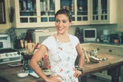 Kaum zu glauben: Phoebe (Alyssa Milano) findet die F&auml;hgikeiten der Schimpansen sehr belustigend.
