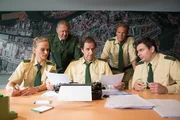 Polizeirat Girwidz (Michael Brandner, 2.v.l.) bespricht mit seinem Team, bestehend aus Sonja Wirth (Annett Fleischer, l.), Johannes Staller (Helmfried von Lüttichau, M.), Franz Hubert (Christian Tramitz, 2.v.r.) und Paul Sedlmeier (Martin Riedl, r.), den aktuellen Fall.