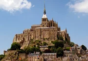 Mont St. Michel: Auf einem Granitfelsen vor der Küste der Normandie thront die berühmte Pilgerstätte. Mont St. Michel: Auf einem Granitfelsen vor der Küste der Normandie thront die berühmte Pilgerstätte.