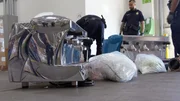 In Los Angeles wurden zwei mit Methamphetamin gefüllte Beweismittelbeutel entdeckt, die in diese Espressomaschinen geschmuggelt worden waren. In Los Angeles wurden zwei mit Methamphetamin gefüllte Beweismittelbeutel entdeckt, die in diese Espressomaschinen geschmuggelt worden waren.