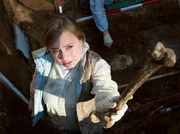 Silke Haller alias "Alberich"  (ChrisTine Urspruch) ist tapfer. Lähmverschmiert gräbt sie Knochen für Knochen aus der Erdgrube im Wald. Es handelt sich um die sterblichen Überreste eines seit 10 Jahren vermissten Corps-Studenten. Silke Haller alias "Alberich"  (ChrisTine Urspruch) ist tapfer. Lähmverschmiert gräbt sie Knochen für Knochen aus der Erdgrube im Wald. Es handelt sich um die sterblichen Überreste eines seit 10 Jahren vermissten Corps-Studenten.