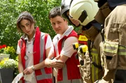 Nina (Sabrina Amali, l.) und Paul (Paul Zichner, r.) kommen an einen Einsatzort; ein Mann ist in den Kellerschacht gefallen.