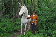 Mutprobe bestanden: Das tapfere Schneiderlein (Kostja Ullmann) hat das wilde Einhorn gez&auml;hmt.