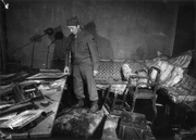 Nach Kriegsende besichtigen amerikanische Soldaten im Zentrum Berlins den Bunker der ehemaligen Reichskanzlei. Hier, unter meterdickem Stahlbeton, verbrachten Adolf Hitler und sein Gefolge ihre letzten Tage.