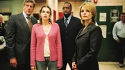 Bei einem dreifachen Mord gerät das Kindermädchen Sarah (Tammy Blanchard, 2.v.l.) ins Visier der Ermittler Bill (Frank Converse, l.), Carver (Courtney B. Vance) und Eames (Kathryn Erbe). Bei einem dreifachen Mord gerät das Kindermädchen Sarah (Tammy Blanchard, 2.v.l.) ins Visier der Ermittler Bill (Frank Converse, l.), Carver (Courtney B. Vance) und Eames (Kathryn Erbe).