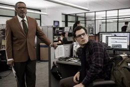 Noch ahnen Perry White (Laurence Fishburne, l.) und der Reporter Clark Kent (Henry Cavill, r.) nicht, welche b&ouml;se Macht schon bald f&uuml;r Angst und Schrecken sorgen wird ...