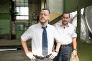 Gerhard Jäger (Markus John, r.) verlangt von Wolfgang Brink (Roland Riebeling, l.) einen Zugang zu den Überwachungs-Kameras. Gerhard Jäger (Markus John, r.) verlangt von Wolfgang Brink (Roland Riebeling, l.) einen Zugang zu den Überwachungs-Kameras.