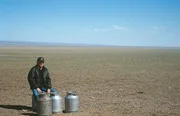Heisse Wüste Gobi. Wasser ist wichtiger als Milch. Meist schleppen Frauen und Kinder das wertvolle Nass zu den Gers, den Zelten der Nomaden. ZDF-Korrespondent Joachim Holtz.