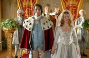 Der K&ouml;nig (Axel Milberg, Mitte) h&auml;lt sein Versprechen: Schneider David bekommt die sch&ouml;ne Prinzessin (Karoline Schuch) zur Braut.